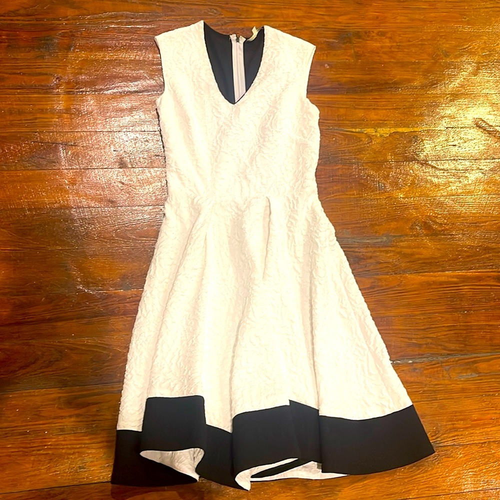 Dress like Lilly Pulitzer white navy black size 0 fits up 4 Gianni bini Zara